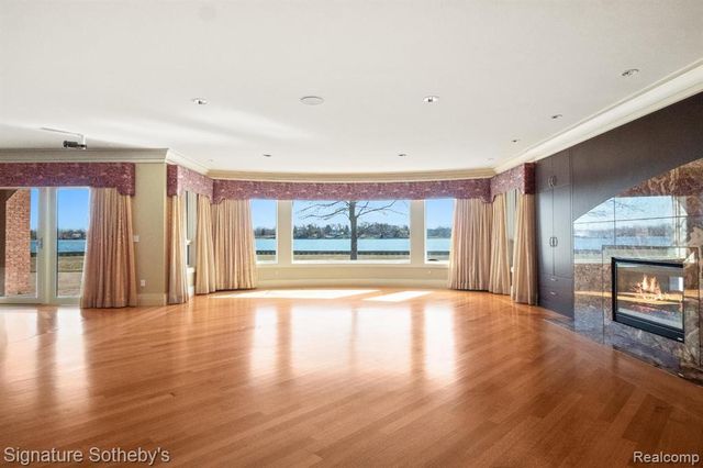 82 Chateaux Du Lac, Fenton, MI 48430