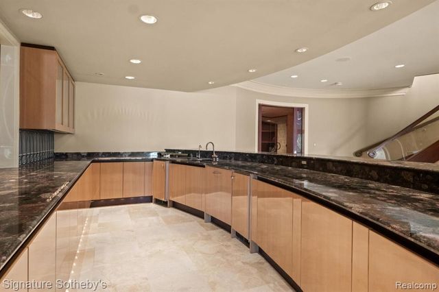 82 Chateaux Du Lac, Fenton, MI 48430