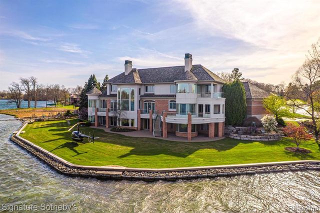 82 Chateaux Du Lac, Fenton, MI 48430