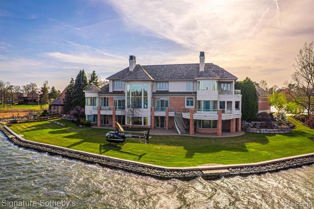 82 Chateaux Du Lac, Fenton, MI 48430