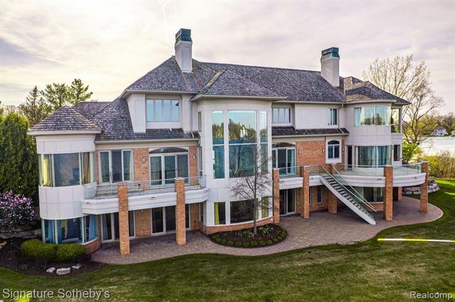 82 Chateaux Du Lac, Fenton, MI 48430