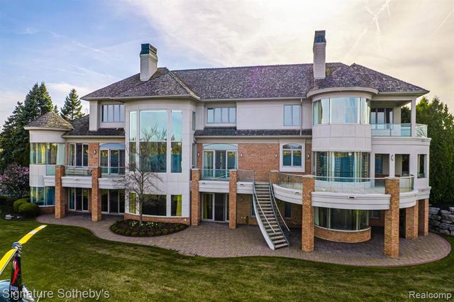 82 Chateaux Du Lac, Fenton, MI 48430