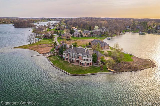 82 Chateaux Du Lac, Fenton, MI 48430