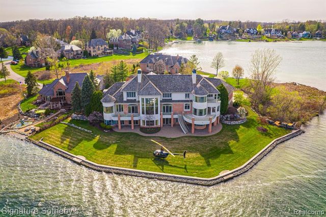 82 Chateaux Du Lac, Fenton, MI 48430