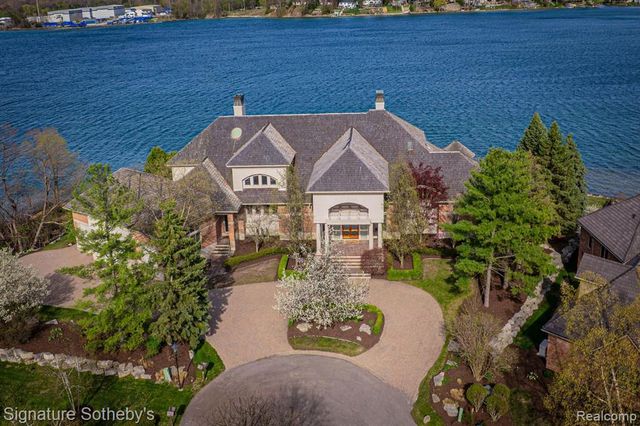 82 Chateaux Du Lac, Fenton, MI 48430