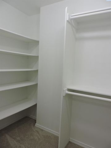 370 Wolverine Court, Richland, WA 99352