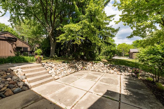 10 Westbury Court, Ann Arbor, MI 48105