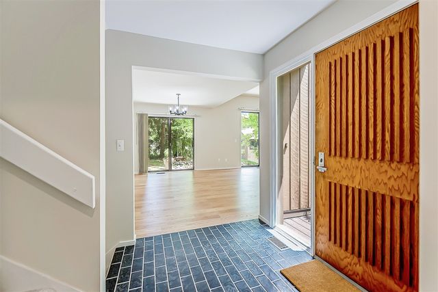10 Westbury Court, Ann Arbor, MI 48105