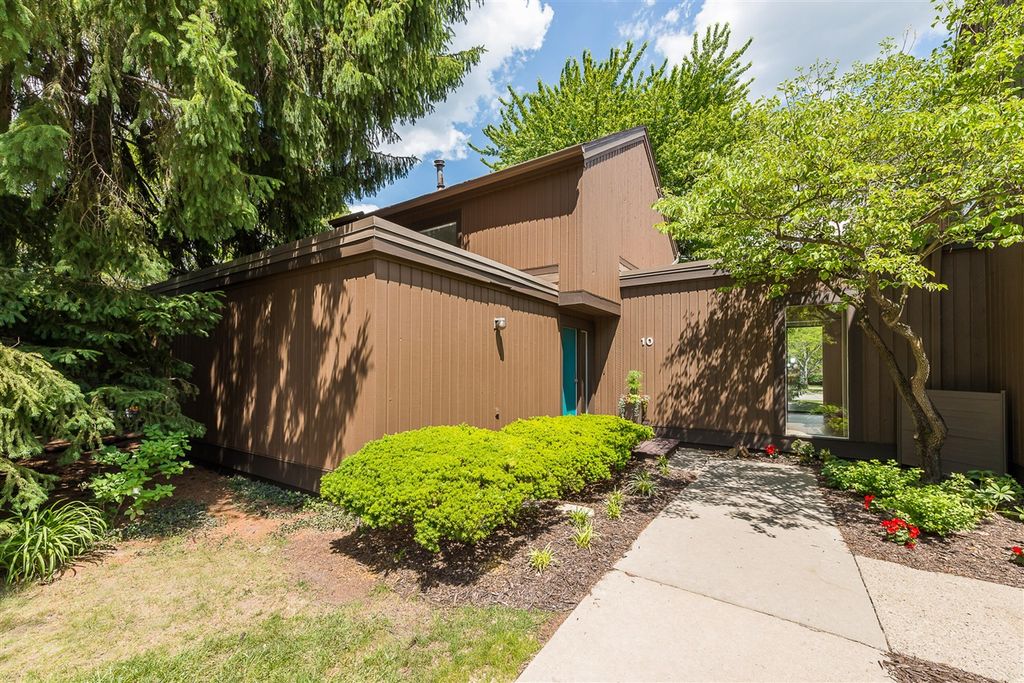 10 Westbury Court, Ann Arbor, MI 48105
