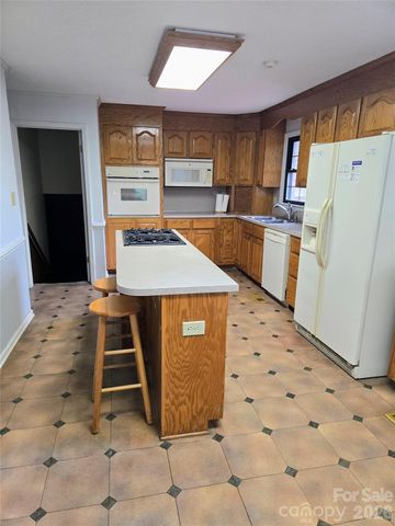 813 Robinson Clemmer Road, Dallas, NC 28034