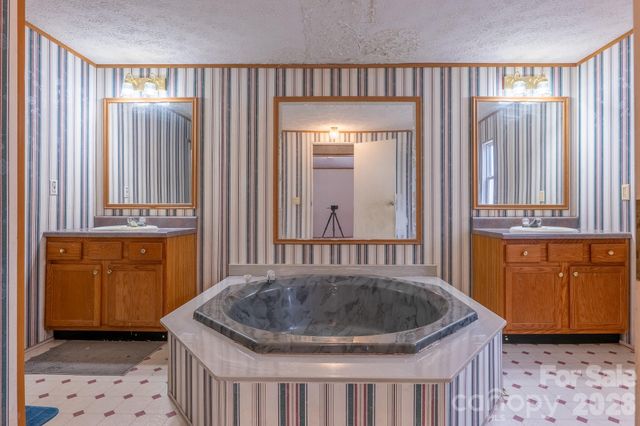 8636 County Line Road, Hickory, NC 28602