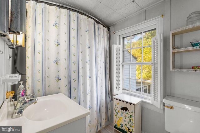 6 DELAWARE ST, Saint Georges, DE 19733