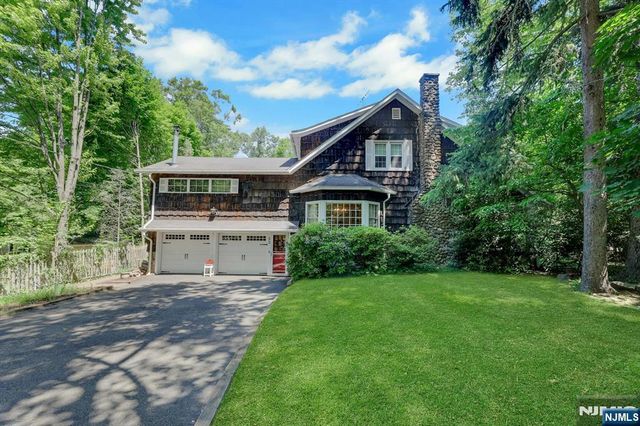 22 Crest Road, Hillsdale, NJ 07642