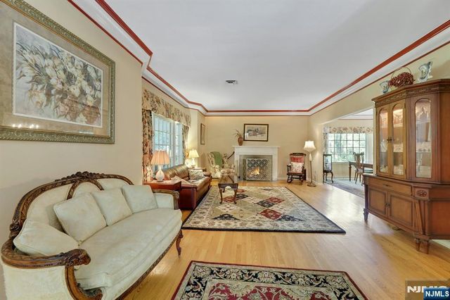22 Crest Road, Hillsdale, NJ 07642
