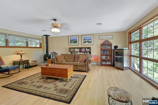 22 Crest Road, Hillsdale, NJ 07642