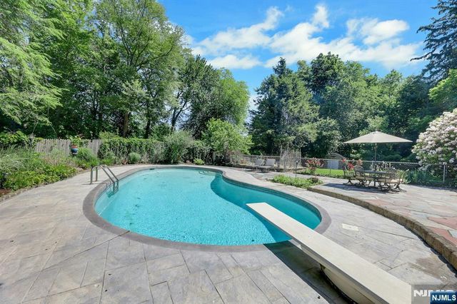 22 Crest Road, Hillsdale, NJ 07642