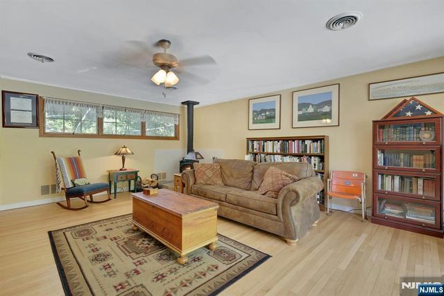 22 Crest Road, Hillsdale, NJ 07642