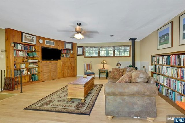 22 Crest Road, Hillsdale, NJ 07642