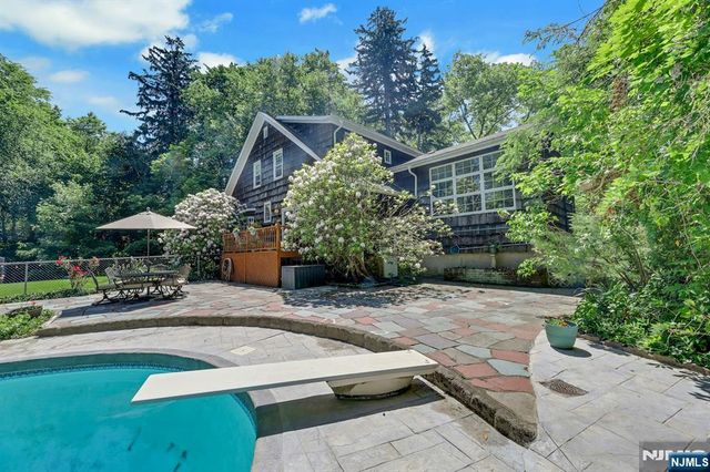 22 Crest Road, Hillsdale, NJ 07642