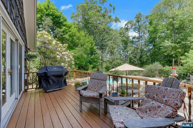 22 Crest Road, Hillsdale, NJ 07642