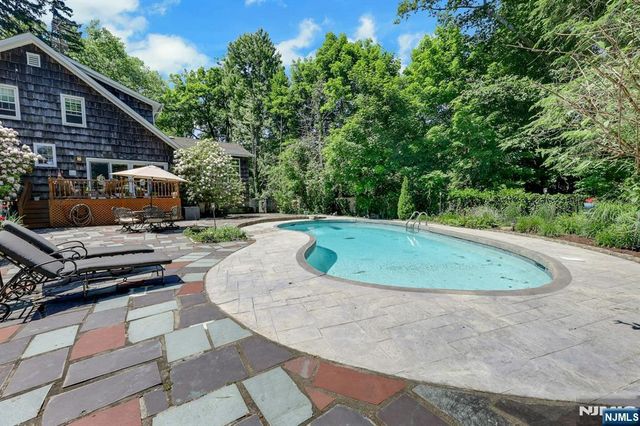 22 Crest Road, Hillsdale, NJ 07642
