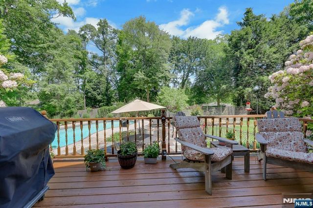 22 Crest Road, Hillsdale, NJ 07642