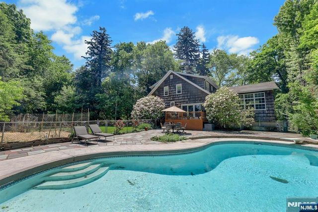 22 Crest Road, Hillsdale, NJ 07642