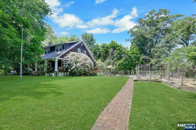 22 Crest Road, Hillsdale, NJ 07642