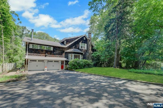 22 Crest Road, Hillsdale, NJ 07642