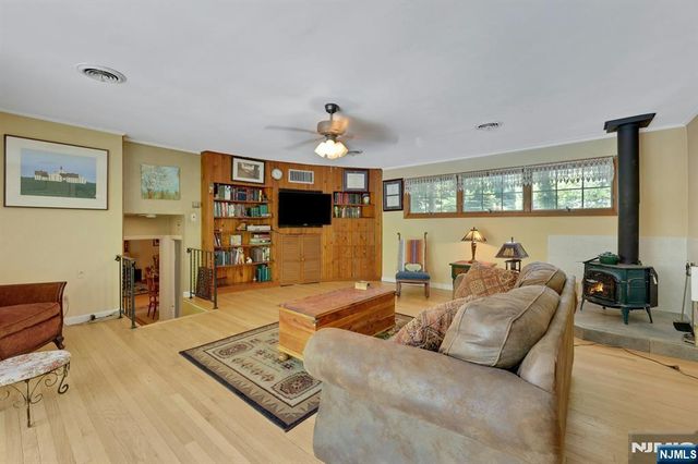 22 Crest Road, Hillsdale, NJ 07642