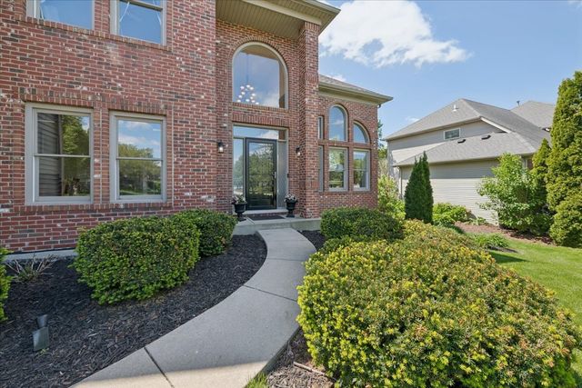2119 W Thornwood Drive, South Elgin, IL 60177