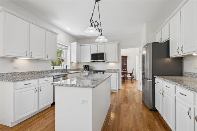 2119 W Thornwood Drive, South Elgin, IL 60177
