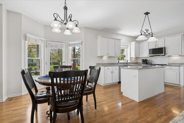 2119 W Thornwood Drive, South Elgin, IL 60177
