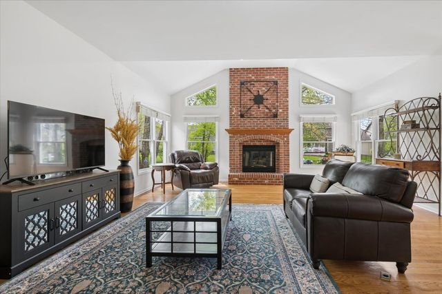 2119 W Thornwood Drive, South Elgin, IL 60177