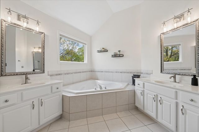 2119 W Thornwood Drive, South Elgin, IL 60177