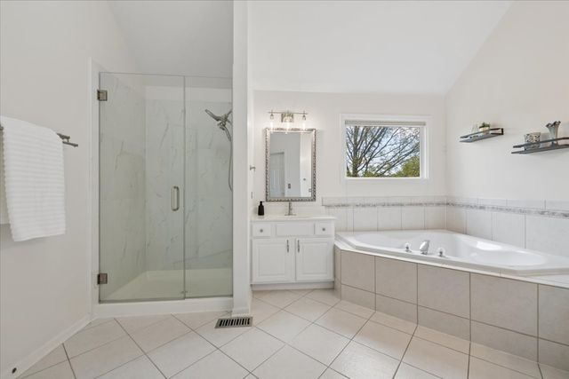 2119 W Thornwood Drive, South Elgin, IL 60177
