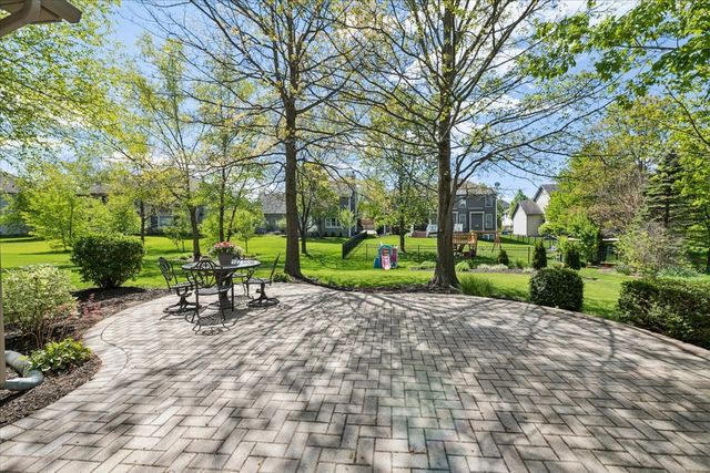 2119 W Thornwood Drive, South Elgin, IL 60177
