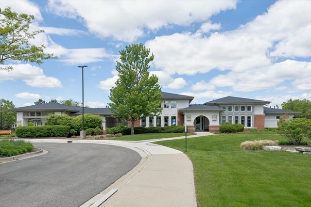 2119 W Thornwood Drive, South Elgin, IL 60177