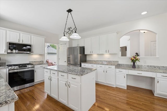2119 W Thornwood Drive, South Elgin, IL 60177