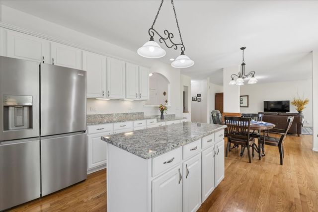 2119 W Thornwood Drive, South Elgin, IL 60177
