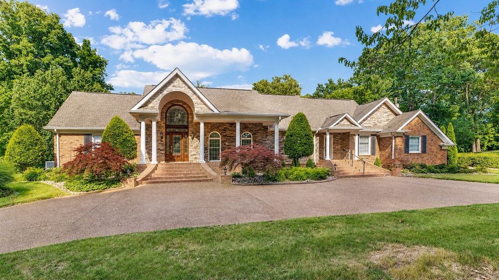 363 Fairway Dr, Clarksville, TN 37043