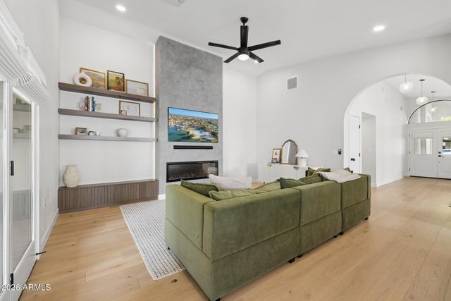1911 E CLIPPER Court, Gilbert, AZ 85234