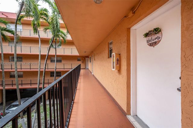1910 W 56th St 3219, Hialeah, FL 33012