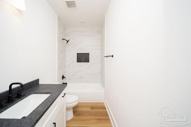 1321 John Carroll Dr, Pensacola, FL 32504