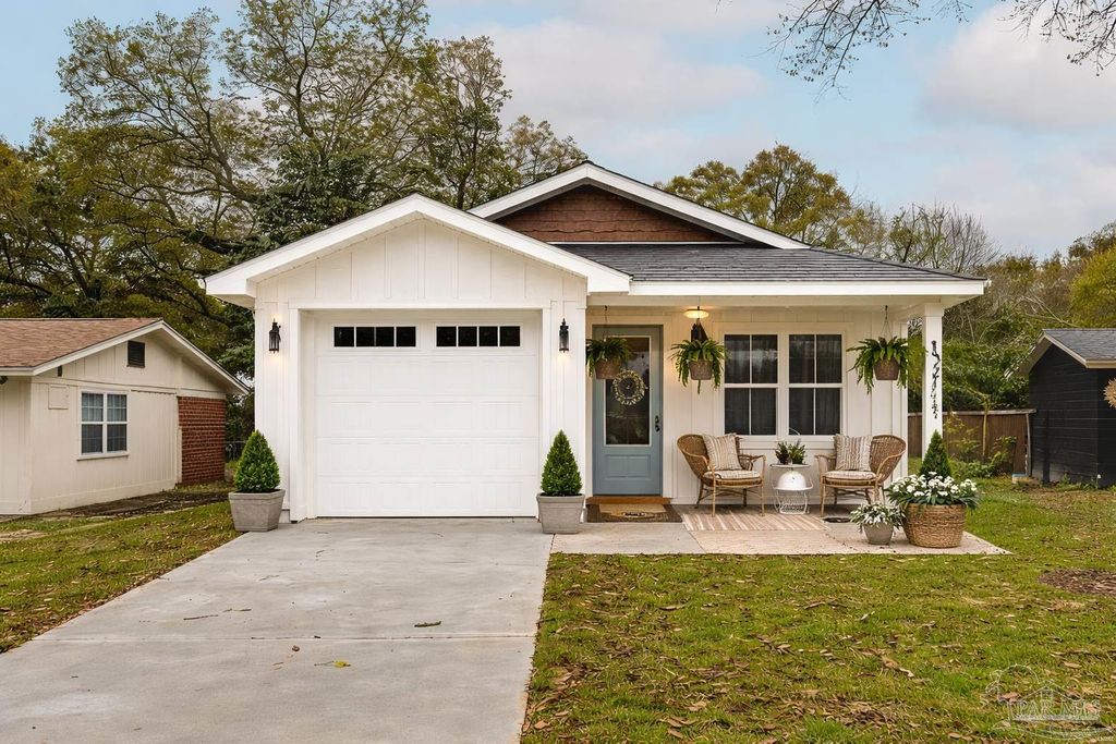 1321 John Carroll Dr, Pensacola, FL 32504