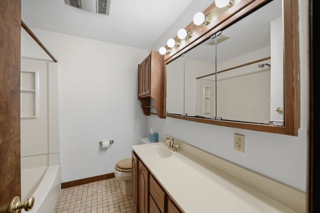 92 Highland St, Agawam, MA 01030