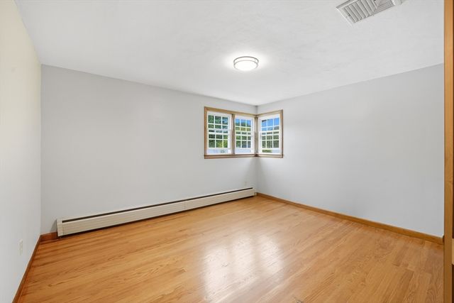 92 Highland St, Agawam, MA 01030