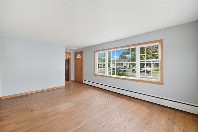 92 Highland St, Agawam, MA 01030