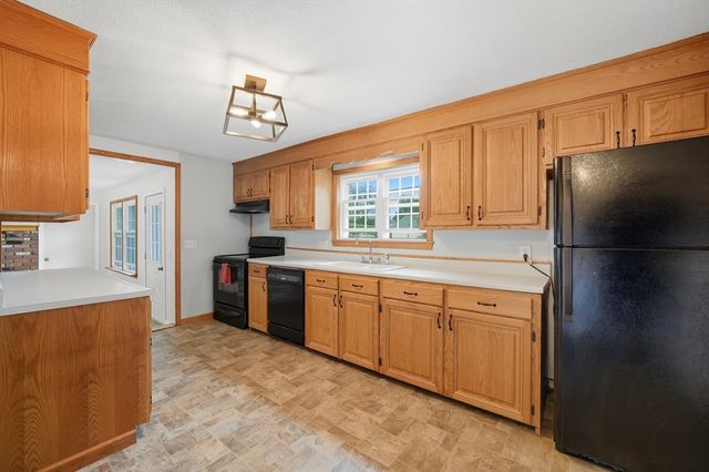 92 Highland St, Agawam, MA 01030