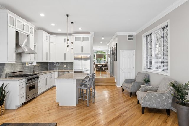 2338 N OAKLEY Avenue, Chicago, IL 60647